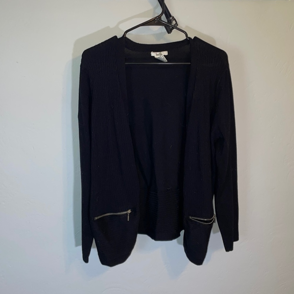Ribbed black cardigan with zipper pockets